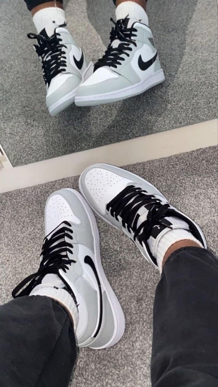 حذاء جوردن ابيض رصاصي واسود ,قالب طبيعي