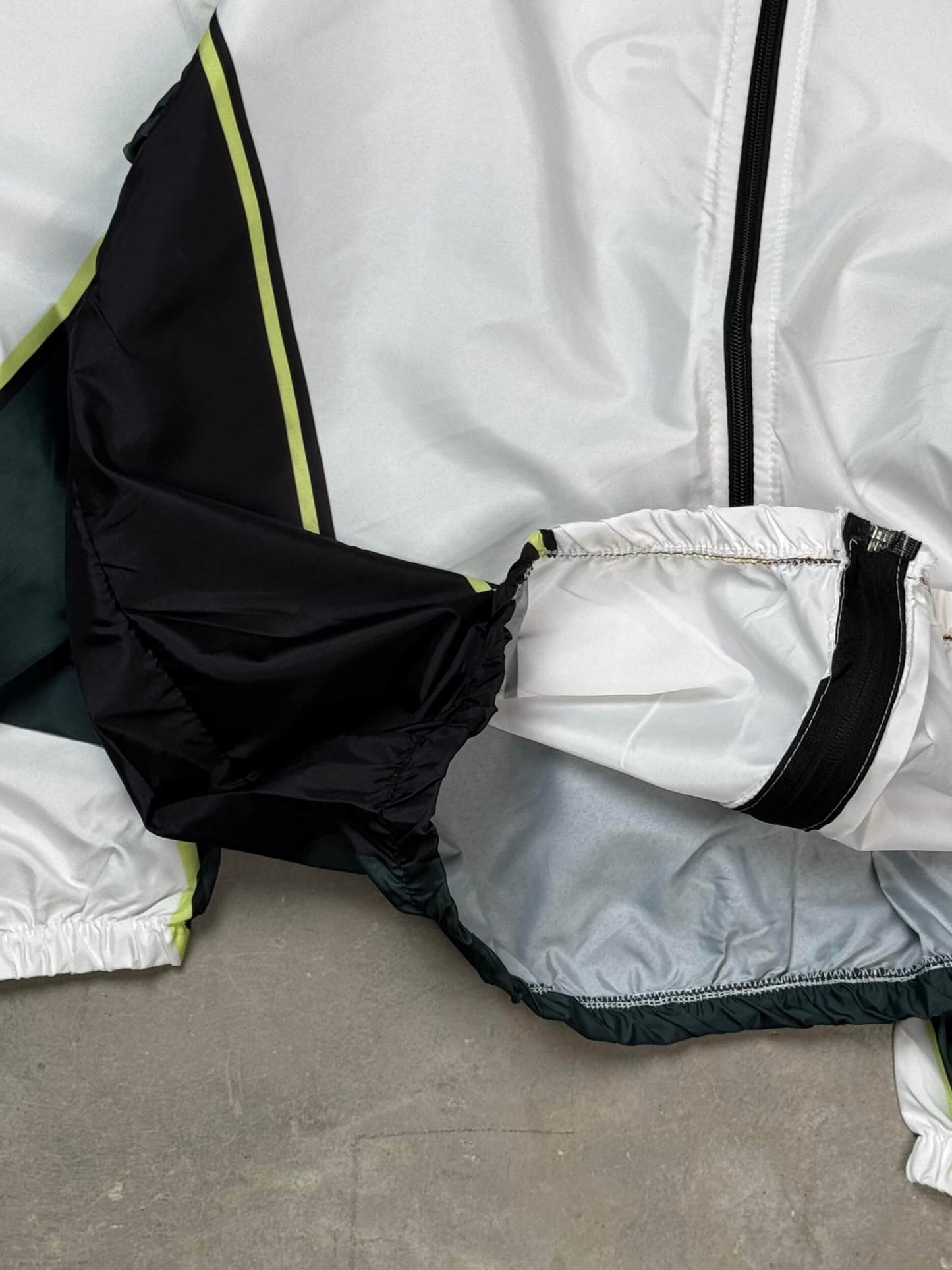 جاكيت نايك ابيض وزيتوني ,مطري خفيف ✅