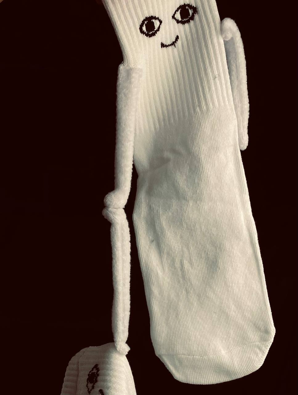 جوارب بيضاء بيدين مغناطيس