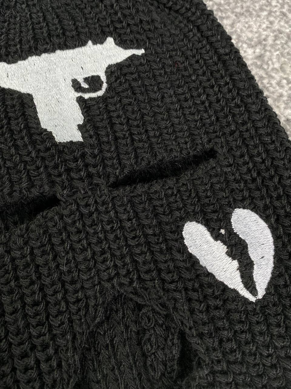 ماسك سلاح وقلب مكسور