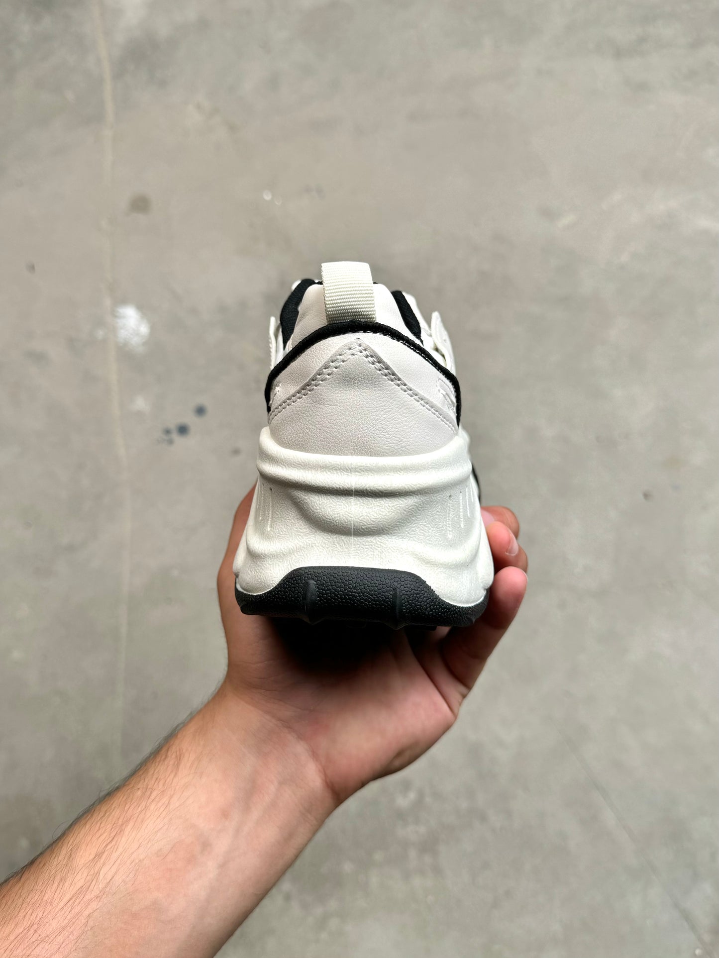 حذاء نسائي بخط اسود ,قالب صغير