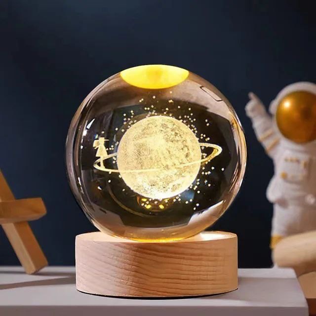 (LED كرة زجاجية كوكب زحل وفتاة (قاعدة خشب +اضائة