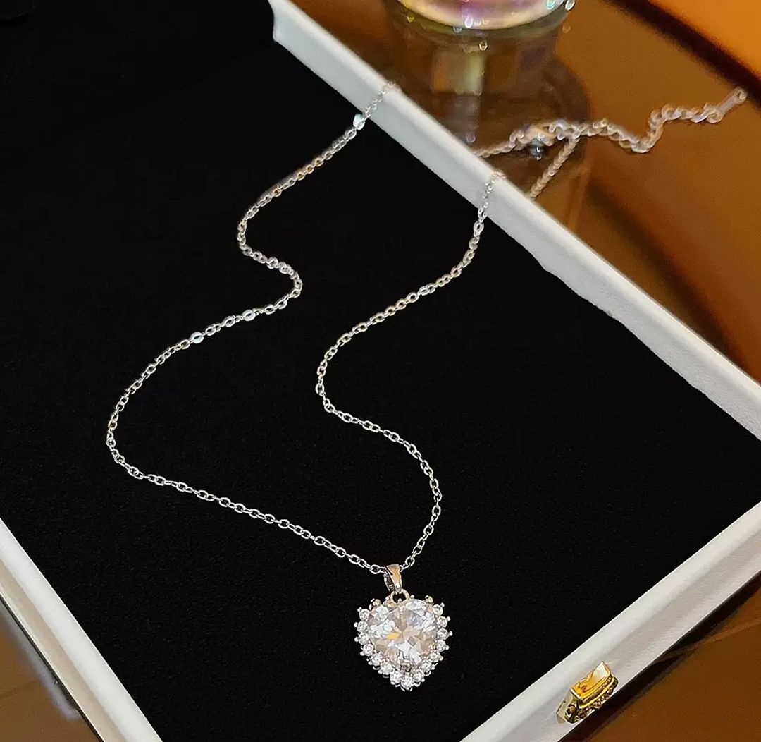 قلادة قلب شائك