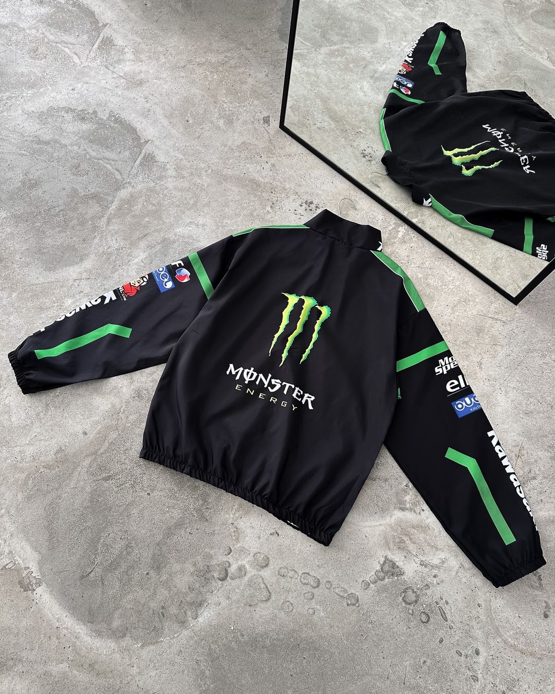 جاكيت مونستر انرجي مطري خفيف