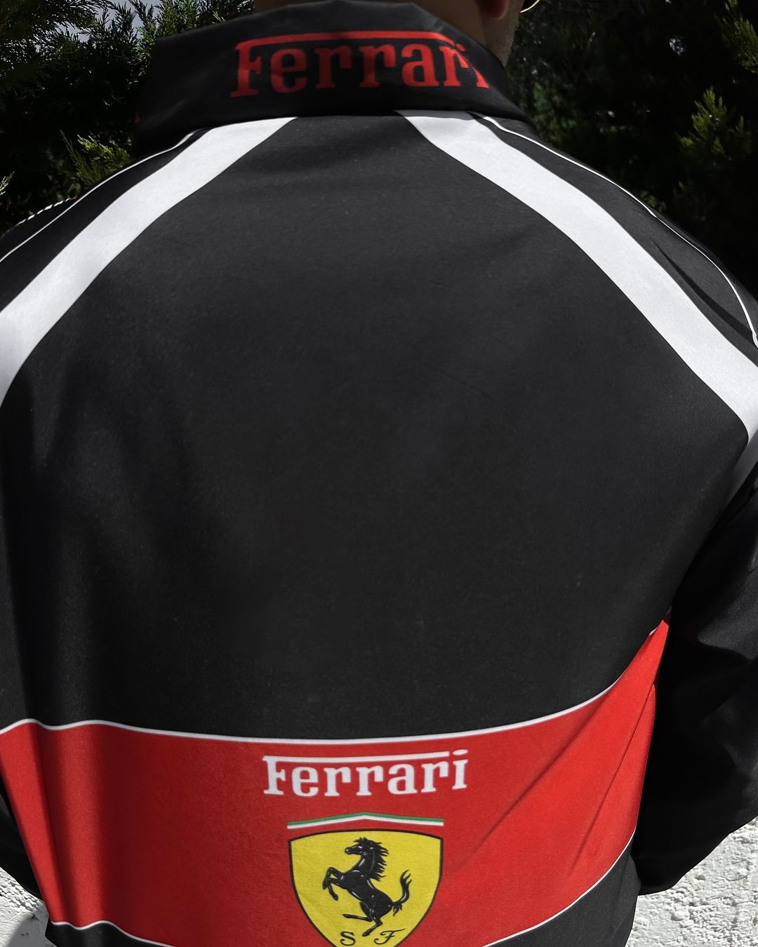 جاكيت فيراري لون اسود قماش مطري خفيف