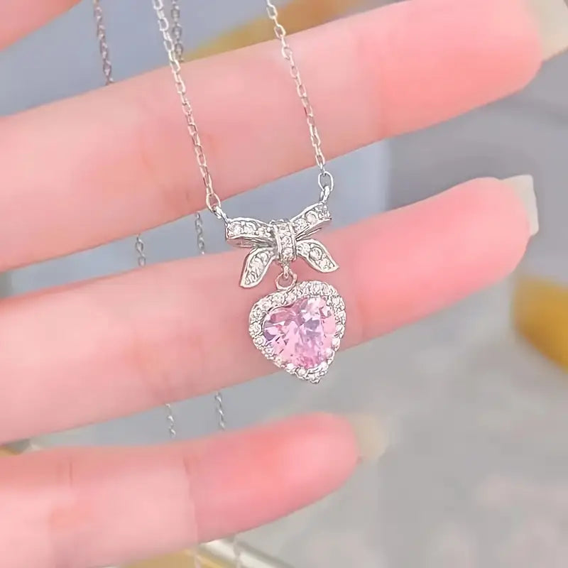 قلادة كرستال قلب وفيونكة
