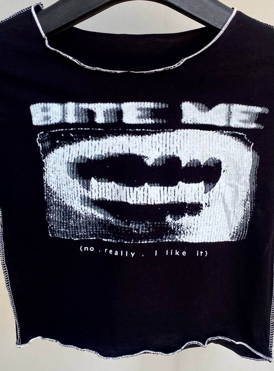 بدي بأكمام طويلة أنياب مصاص دماء