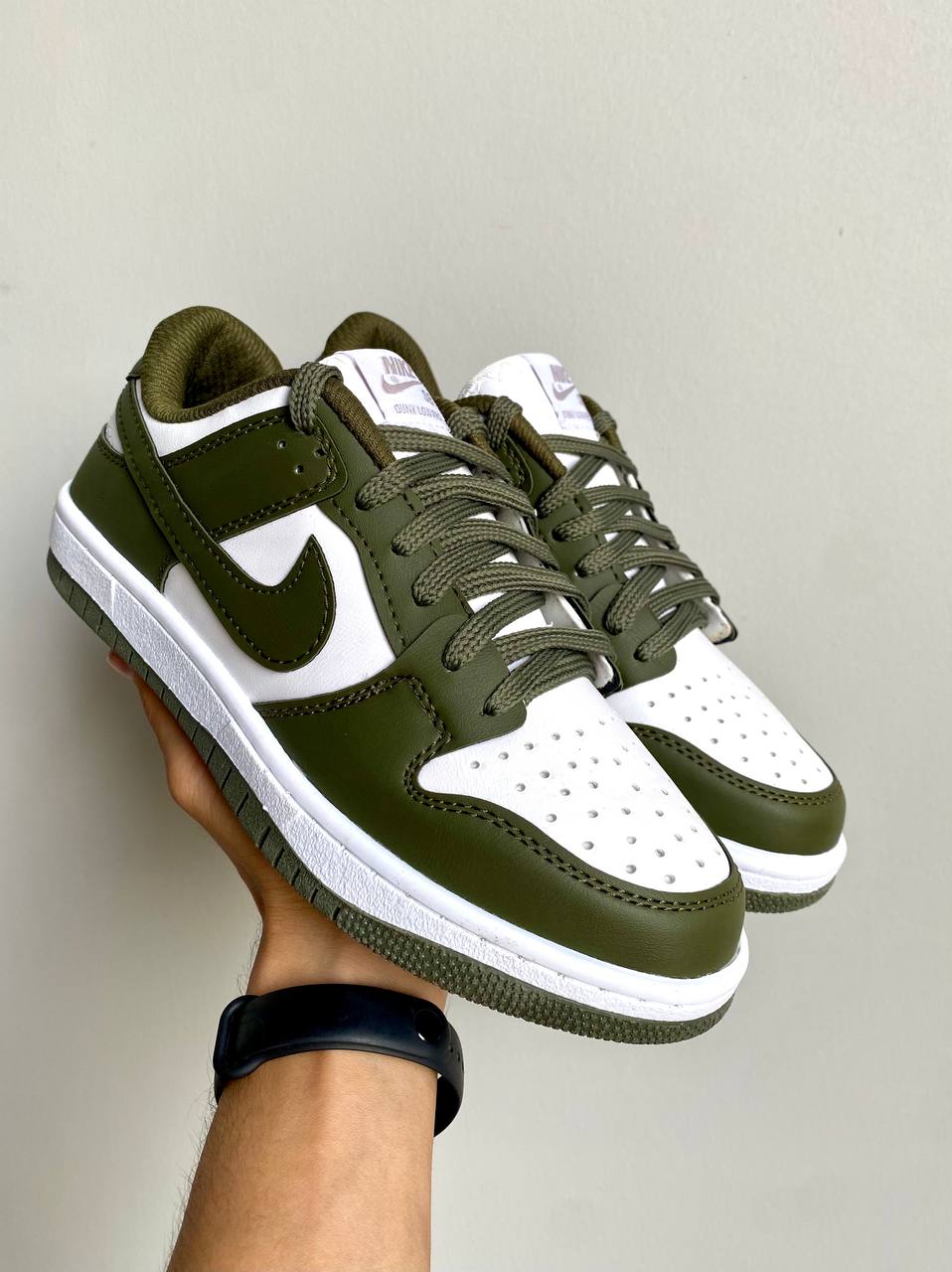 SB Nike حذاء نايك ناصي زيتوني وابيض ,قالب طبيعي