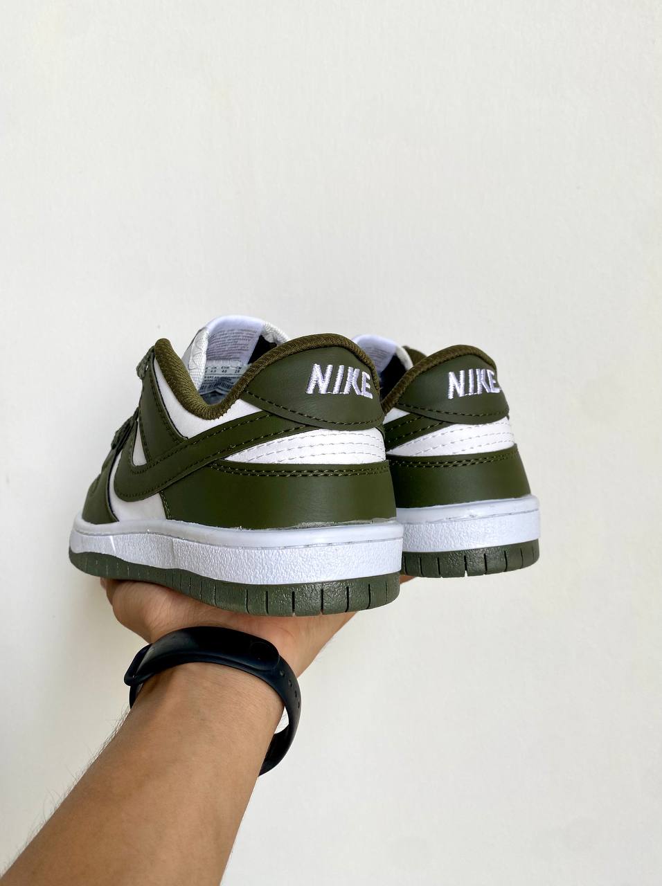 SB Nike حذاء نايك ناصي زيتوني وابيض ,قالب طبيعي