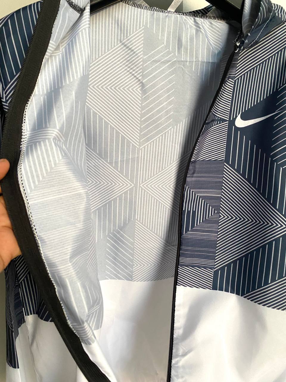 جاكيت نايك مطري خفيف لون ابيض ونيلي