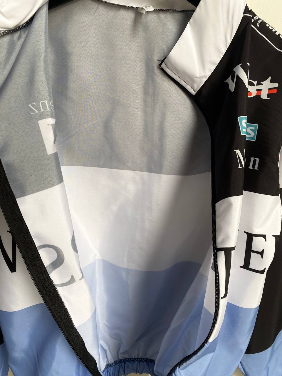 جاكيت مارسيدس بنز مطري خفيف