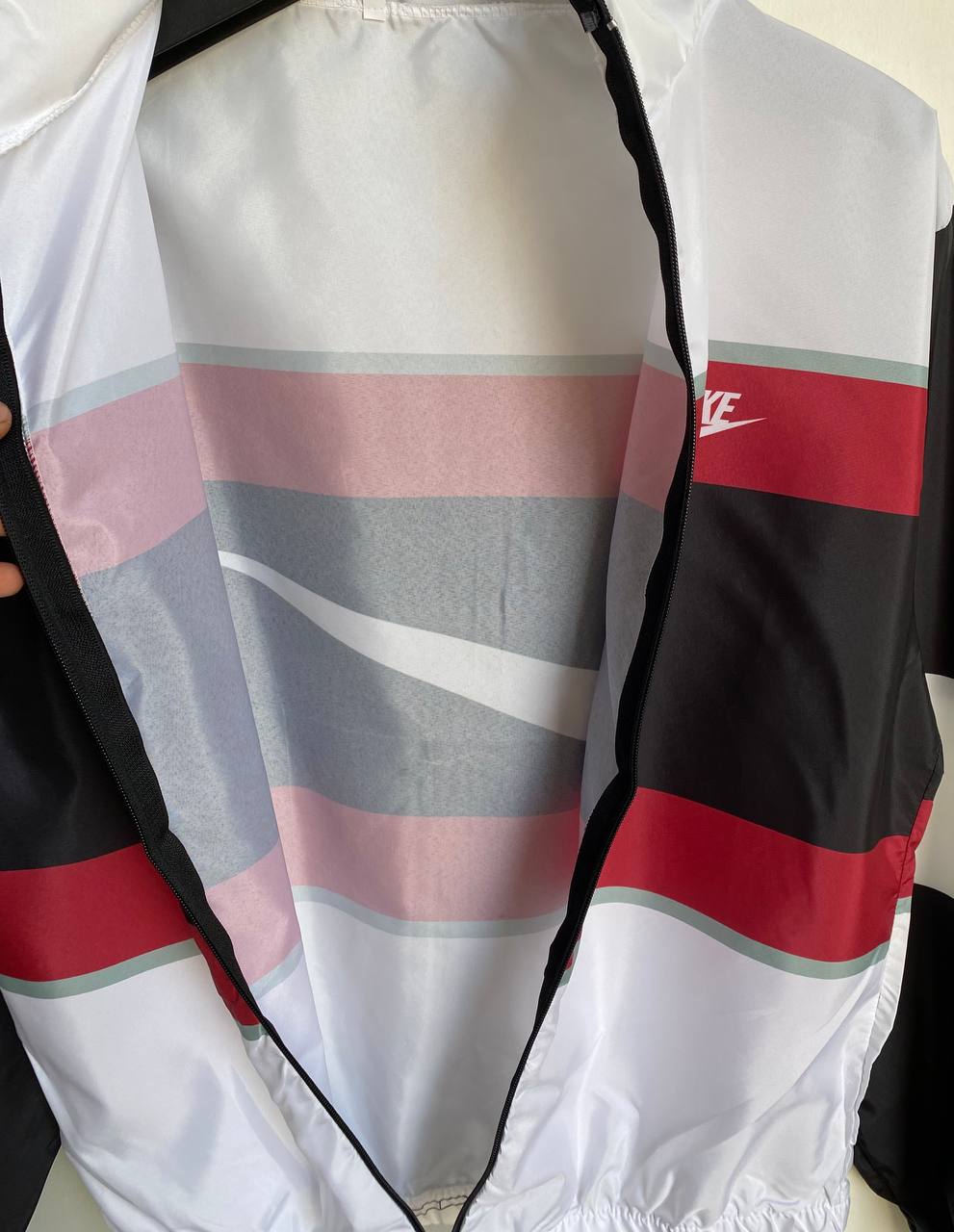 جاكيت نايك ابيض احمر واسود مطري خفيف ✅