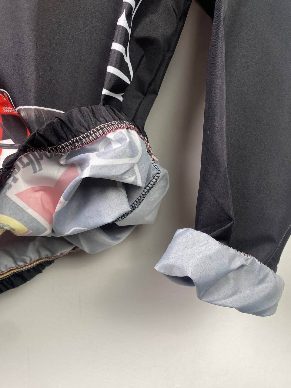 جاكيت مارليبورو احمر واسود مطري خفيف