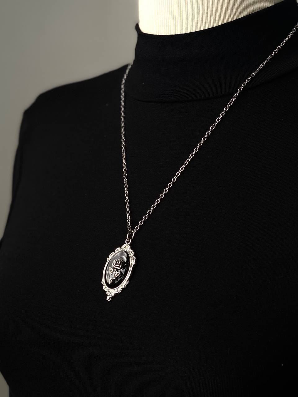 قلائد داخل لوحة