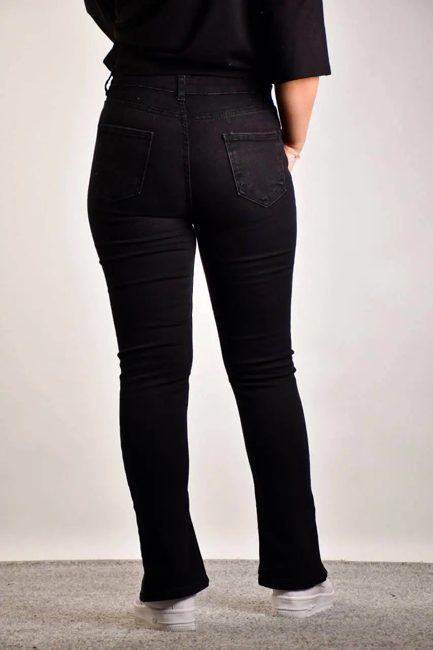 بنطرون جينز فتحه من الاسفل لون اسود , قالب طبيعي