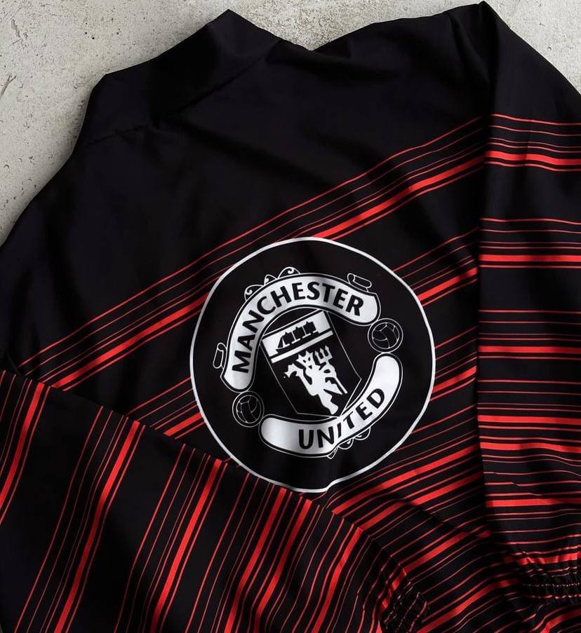 جاكيت مانشستر يونايتد اسود واحمر مطري خفيف