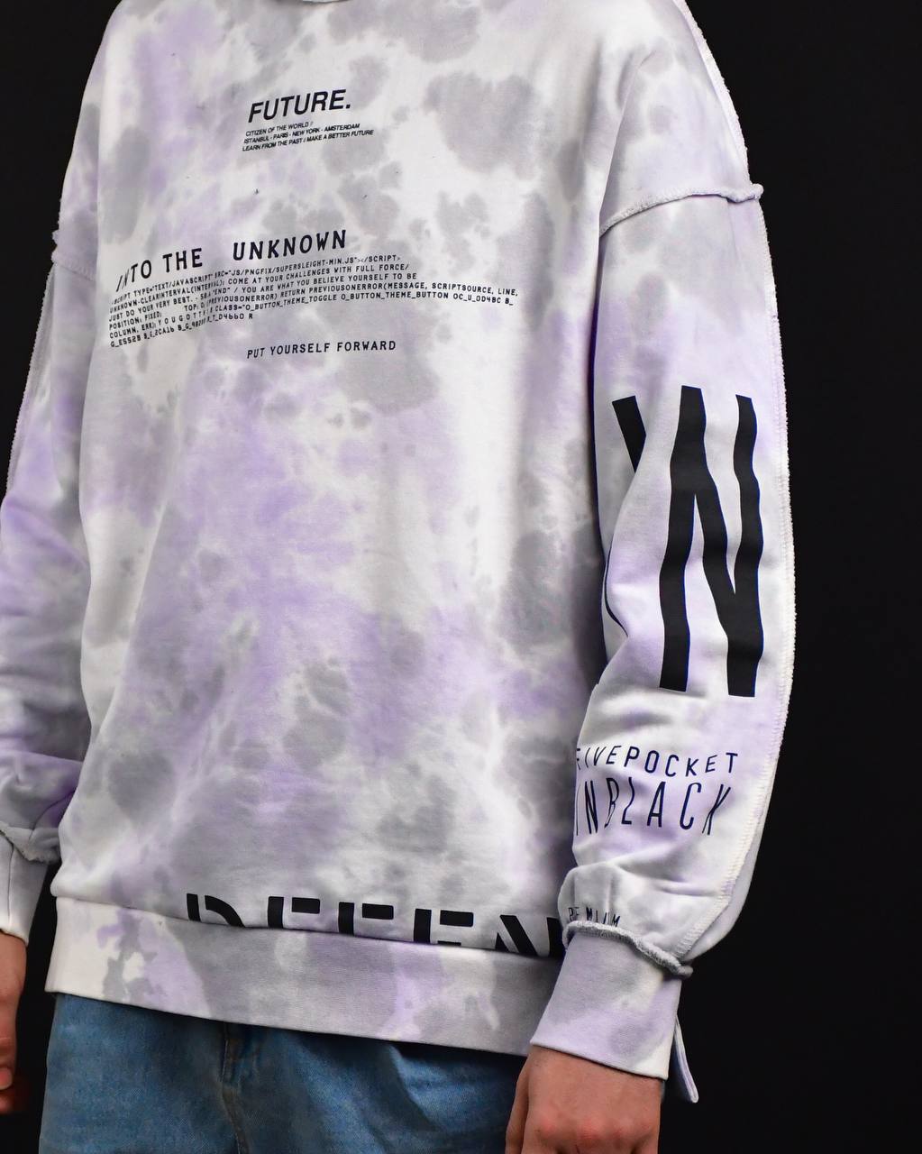 سويتر الطاقم المستقبلية