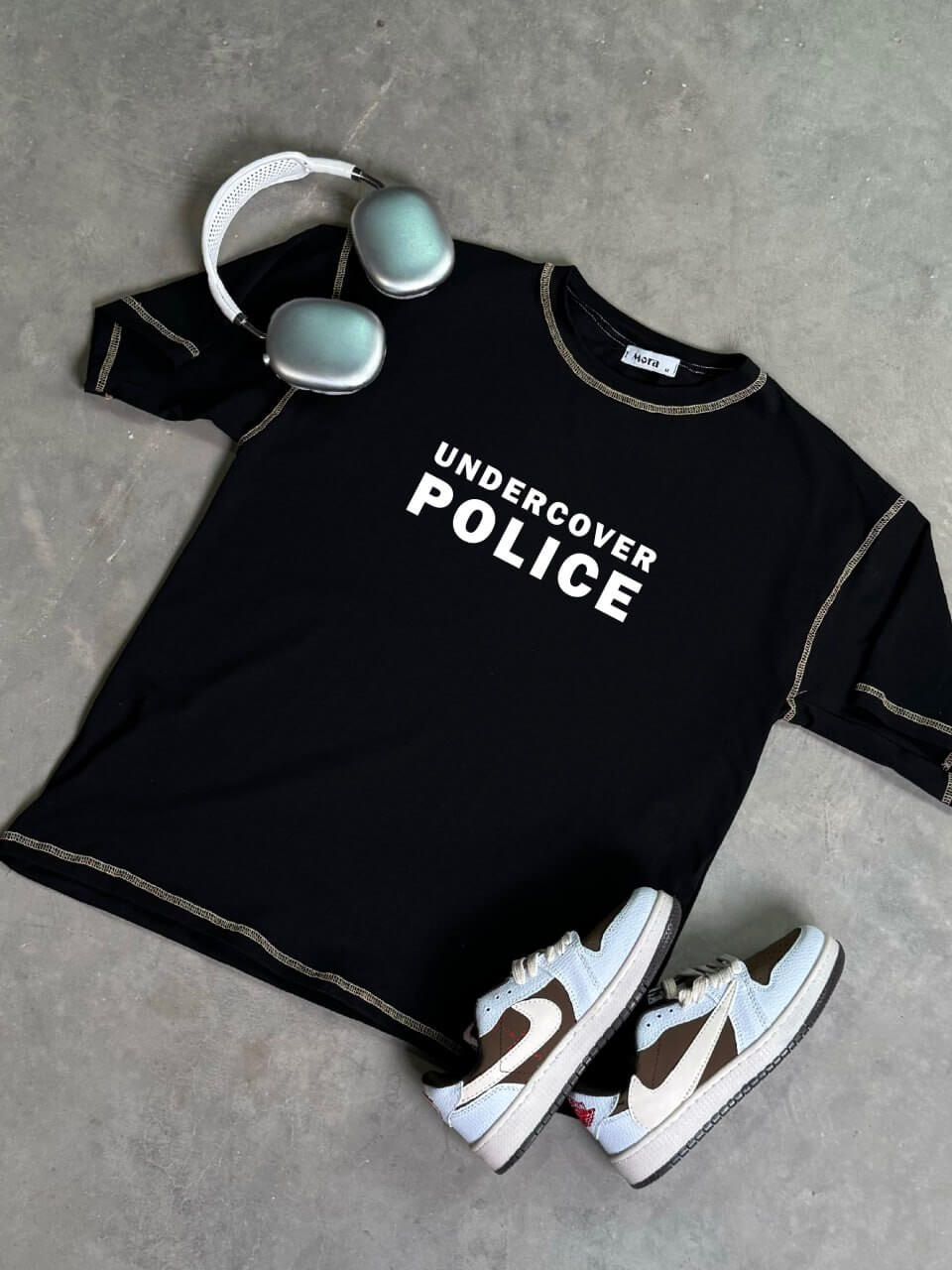 تيشيرت مورا بخطوط طبعة شرطة الاجتماعية