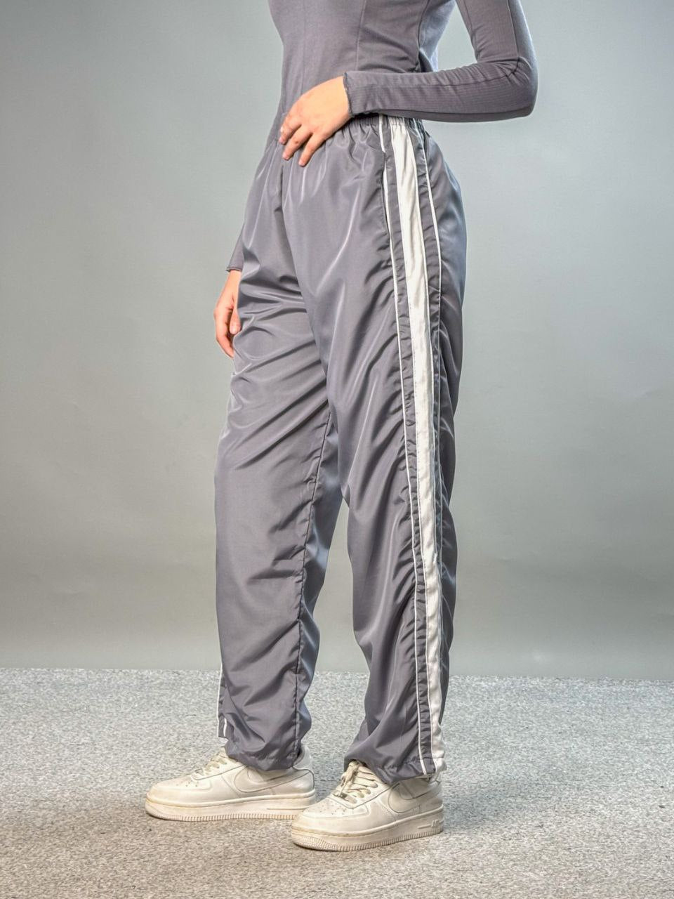 بجامة رياضية رصاصي خط جانبي ,مطري خفيف, قالب طبيعي