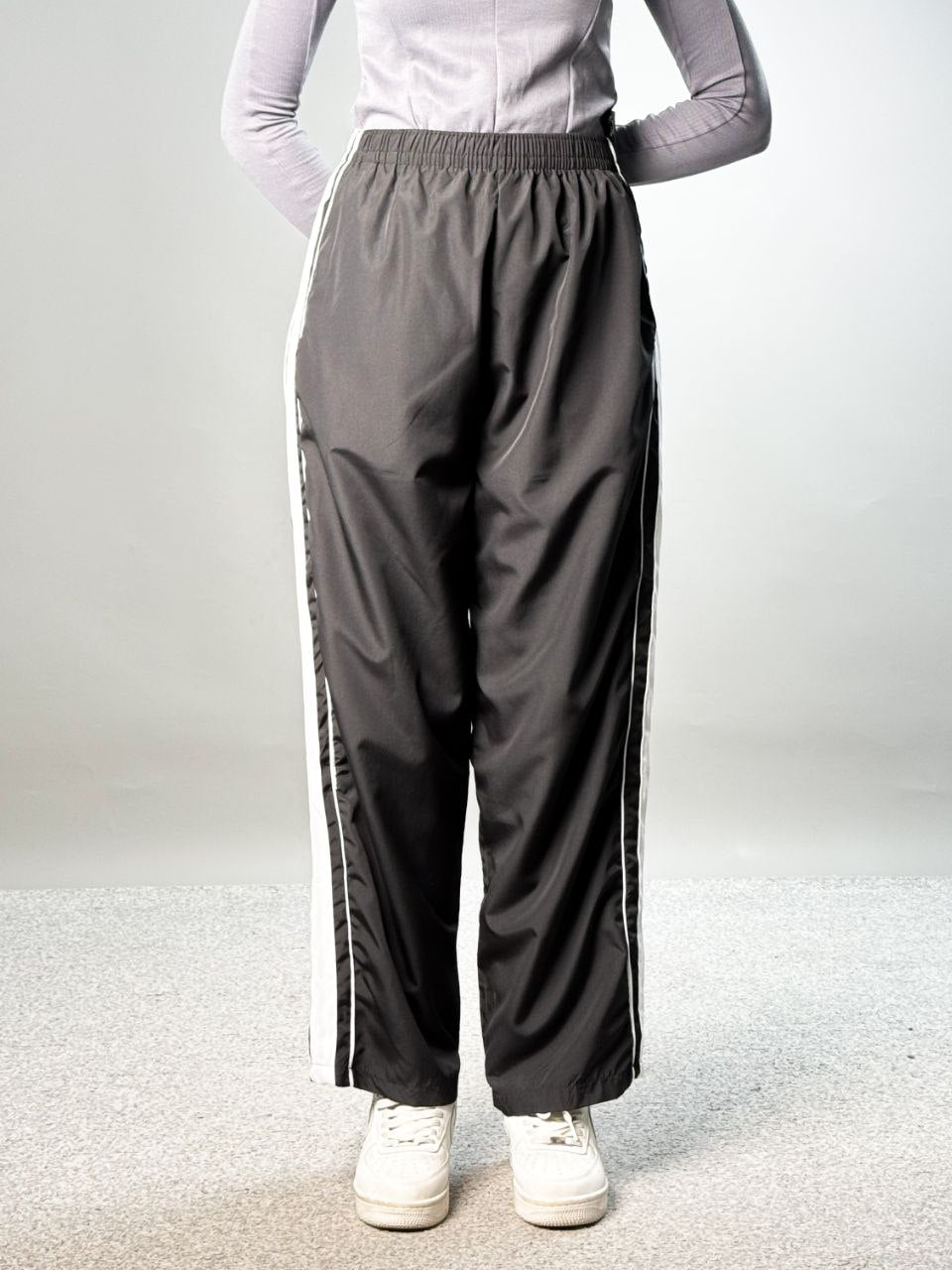 بجامة رياضية اسود خط جانبي ,مطري خفيف, قالب طبيعي