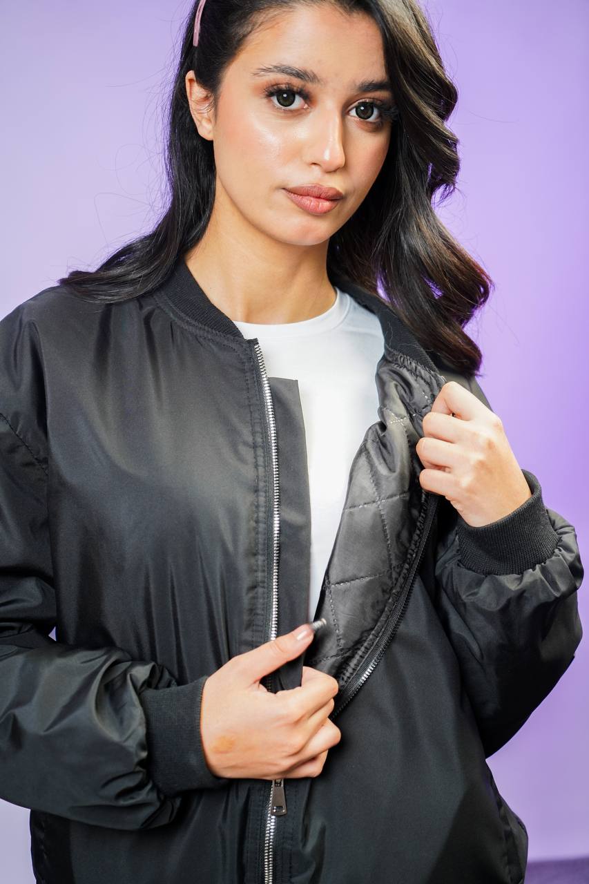 جاكيت اسود جيب على الردن مطري مبطن