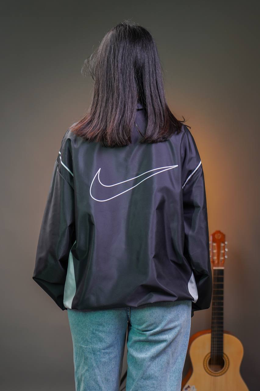 جاكيت مطري نايك بخطوط لون ابيض