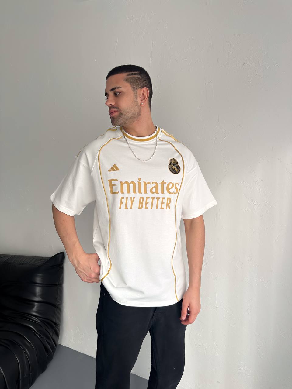 تيشيرت ريال مدريد خط ذهبي اديداس ابيض , قالب كبير