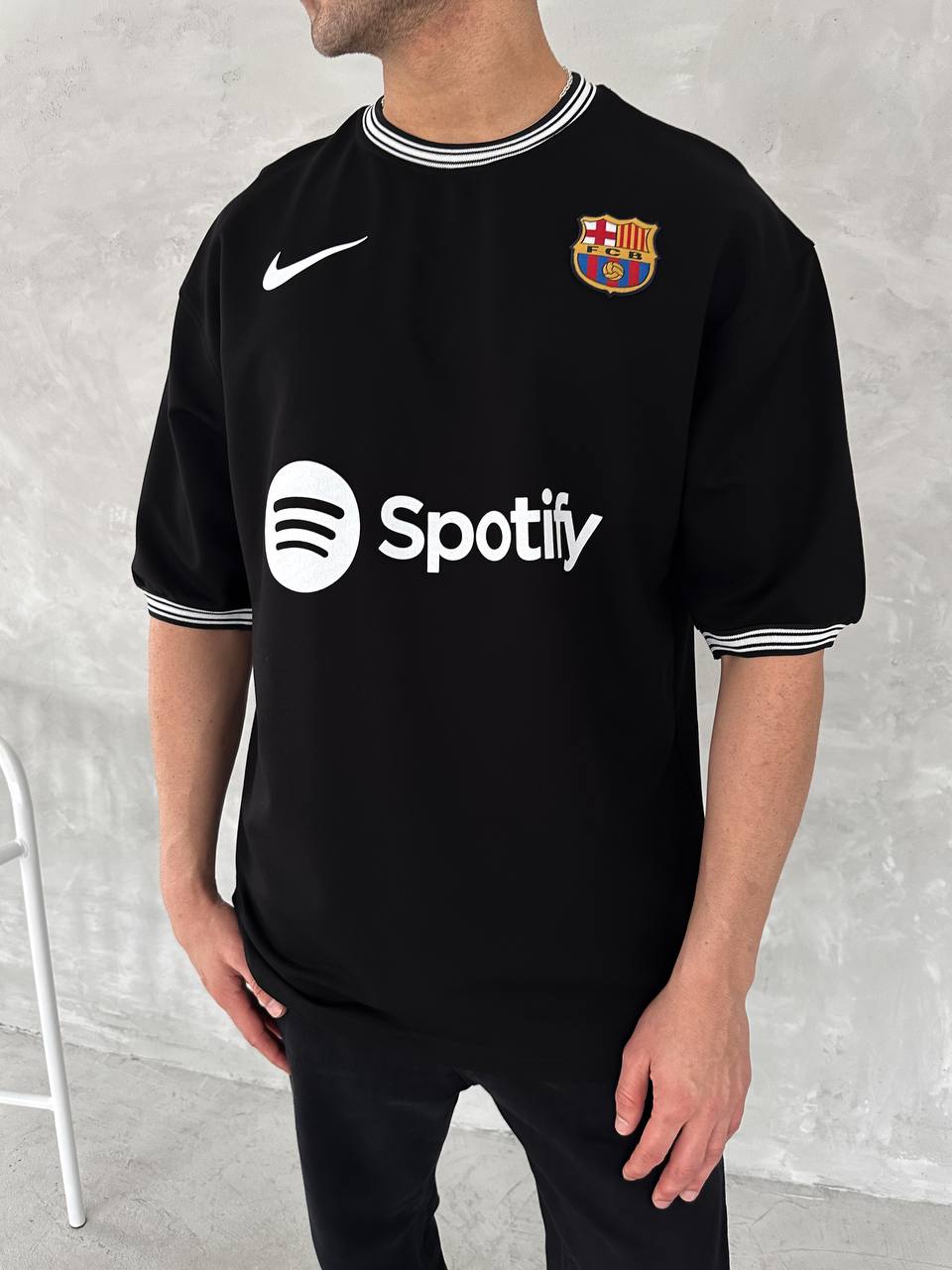 تيشيرت برشلونة نايك اسود مخطط ابيض , قالب كبير