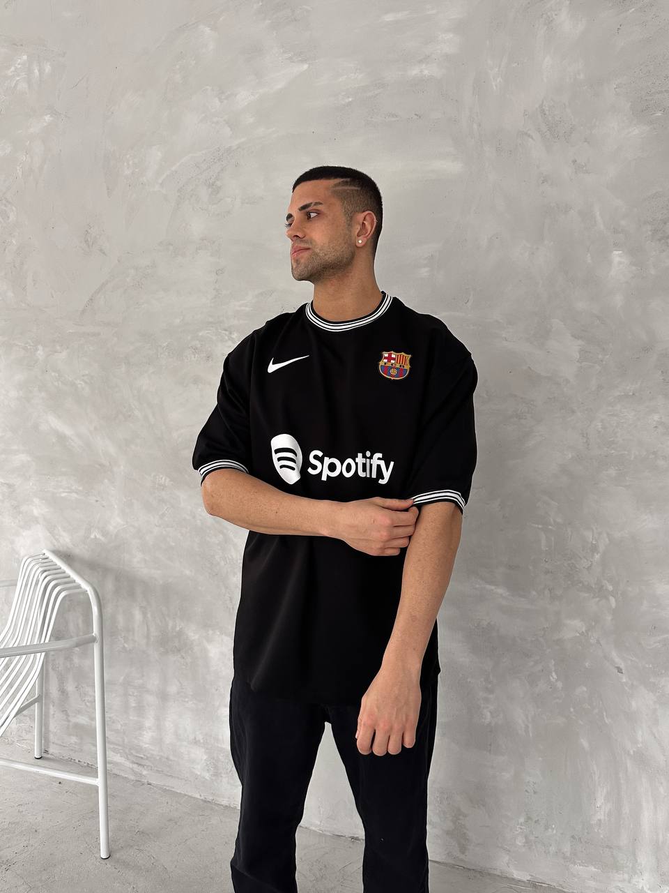 تيشيرت برشلونة نايك اسود مخطط ابيض , قالب كبير