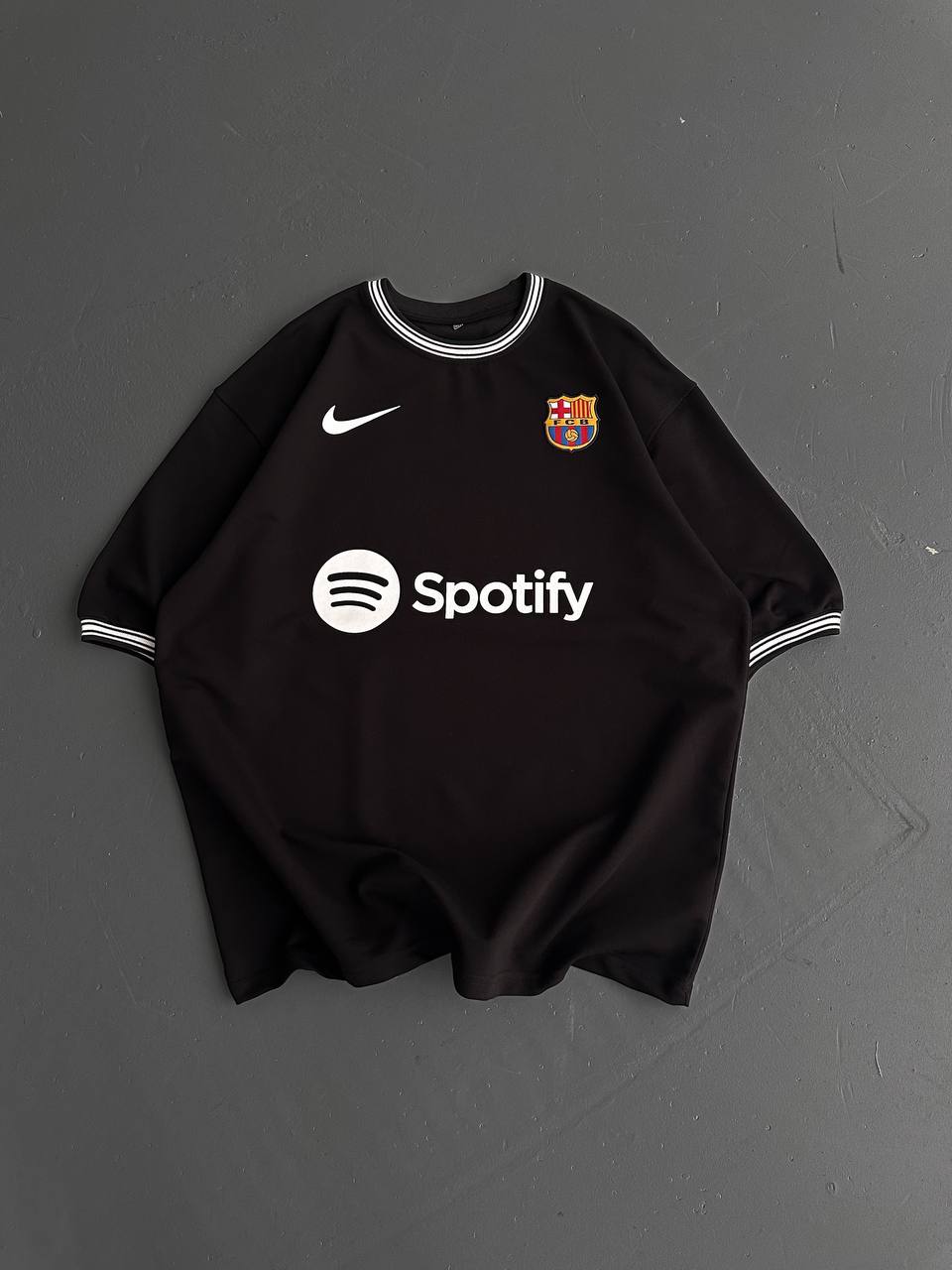 تيشيرت برشلونة نايك اسود مخطط ابيض , قالب كبير