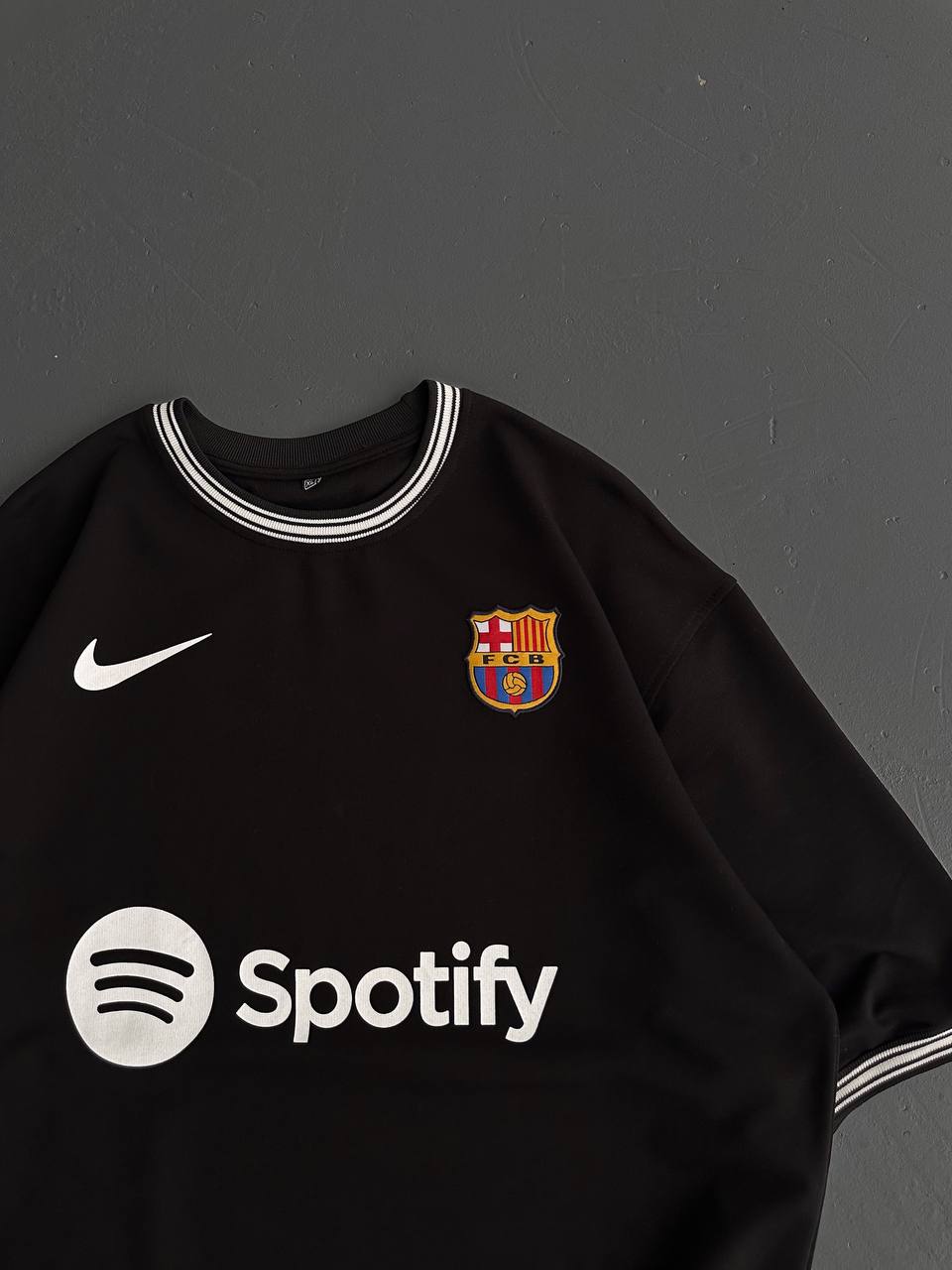 تيشيرت برشلونة نايك اسود مخطط ابيض , قالب كبير