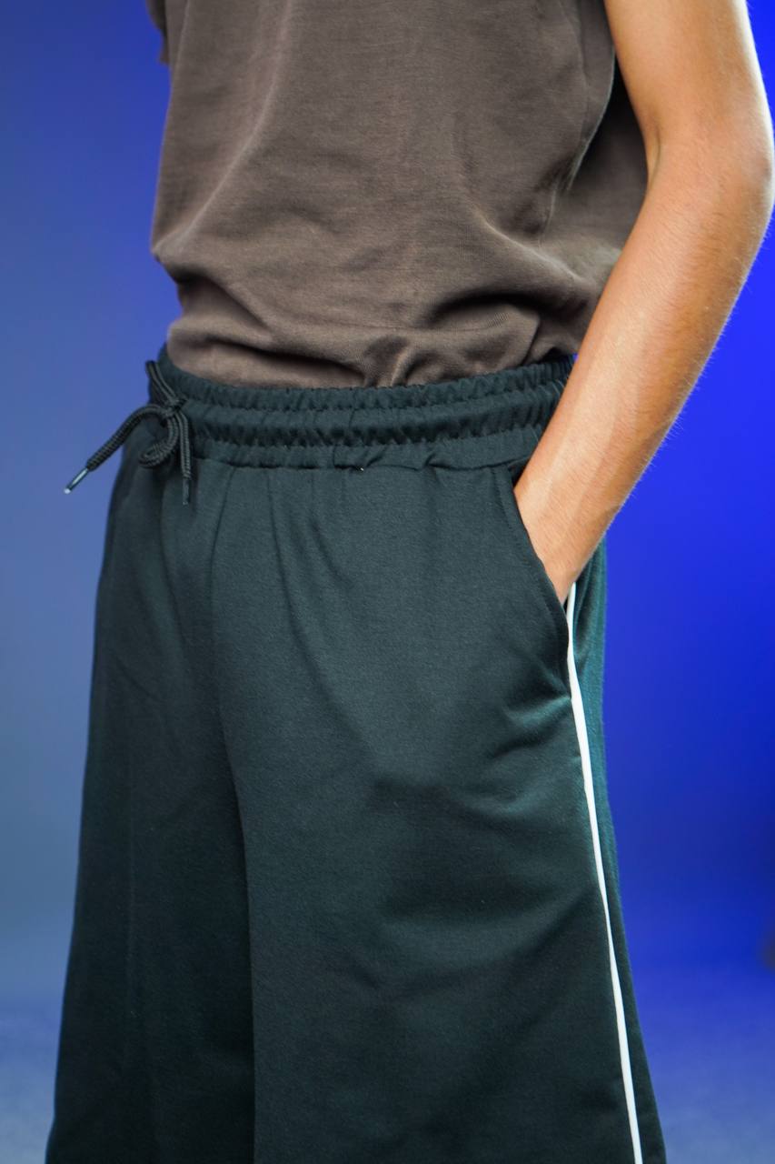 شورت اسود سادة بخط ابيض , قالب طبيعي