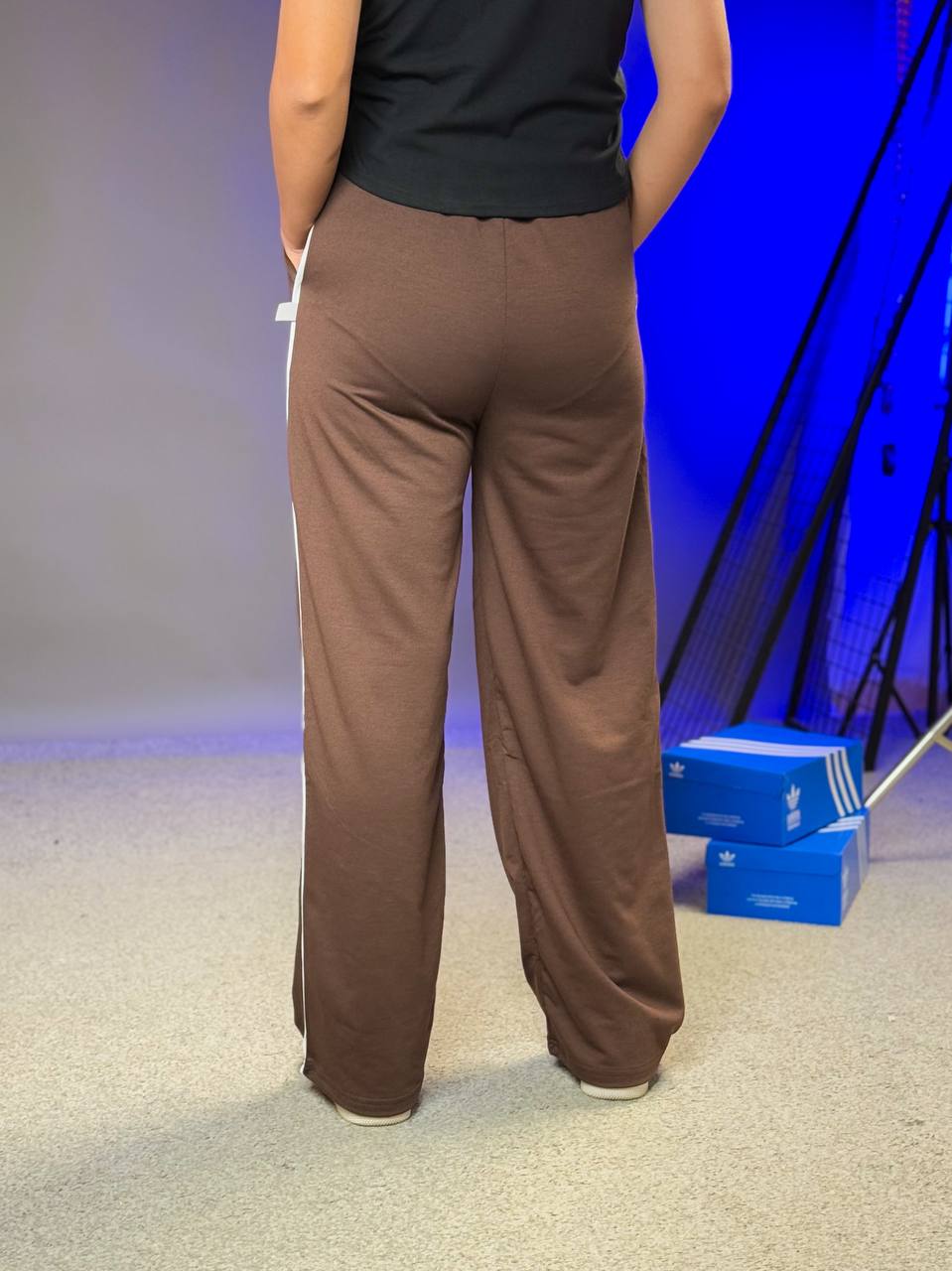 بجامة قهوائي سادة خط جانبي لاستيك من الخصر , قالب طبيعي