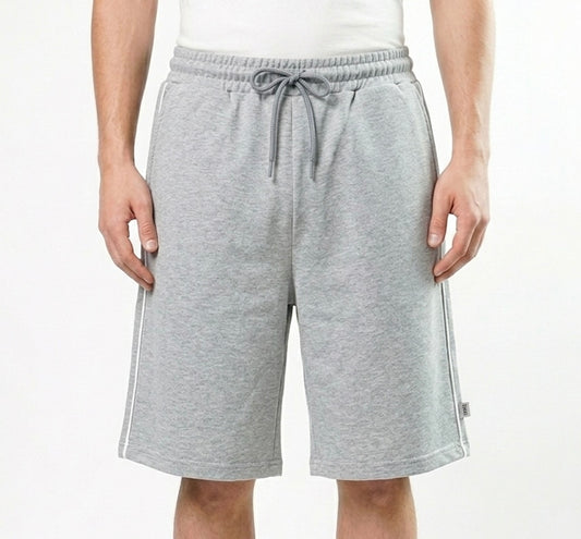 شورت رصاصي سادة بخط ابيض , قالب طبيعي