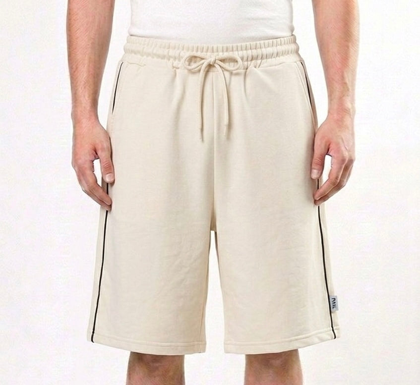 شورت حليبي سادة بخط اسود , قالب طبيعي