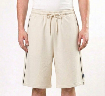 شورت حليبي سادة بخط اسود , قالب طبيعي