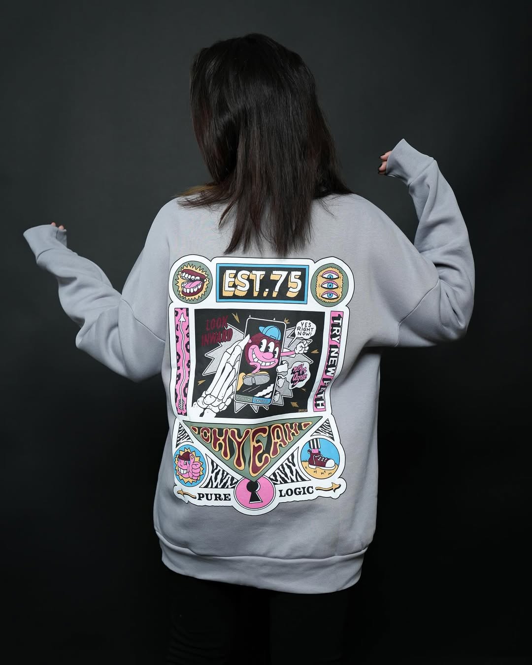 EST.75 - سويتر رجالي نسائي الاصدقاء رصاصي واسود