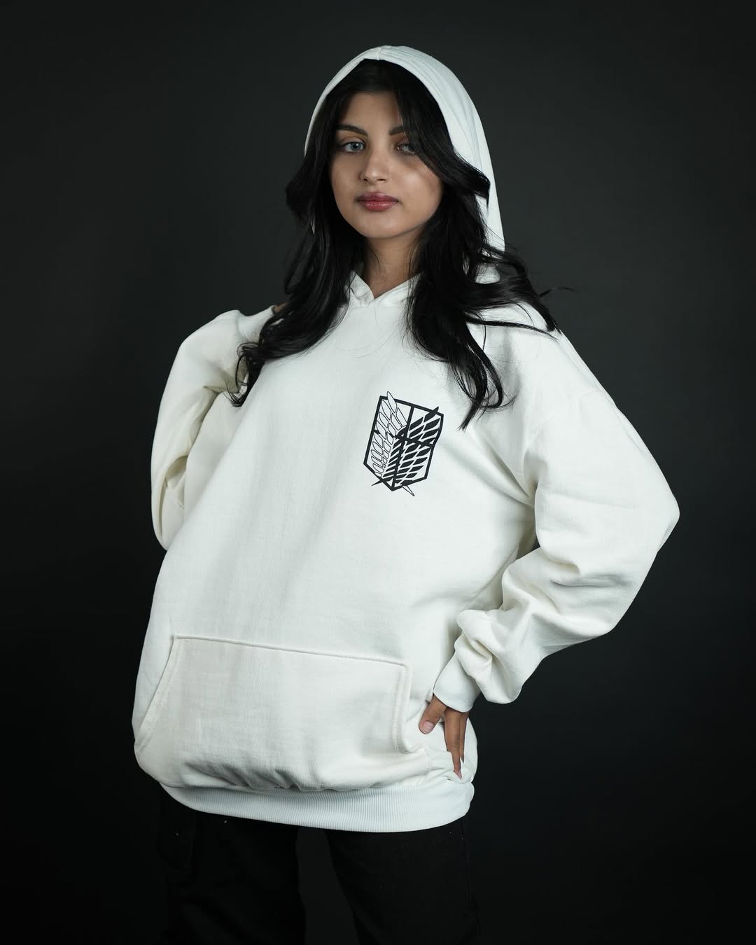 هودي هجوم العمالقة رصاصي وابيض , قالب كبير