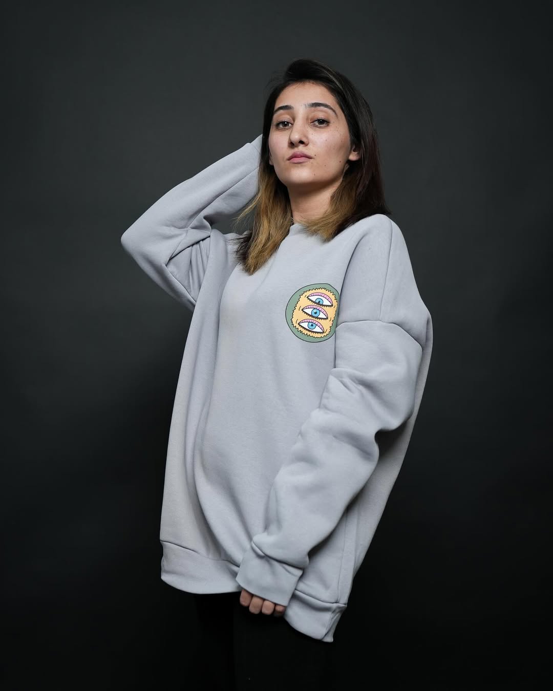 EST.75 - سويتر رجالي نسائي الاصدقاء رصاصي واسود