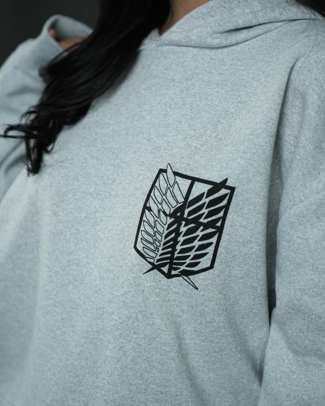 هودي هجوم العمالقة رصاصي وابيض , قالب كبير