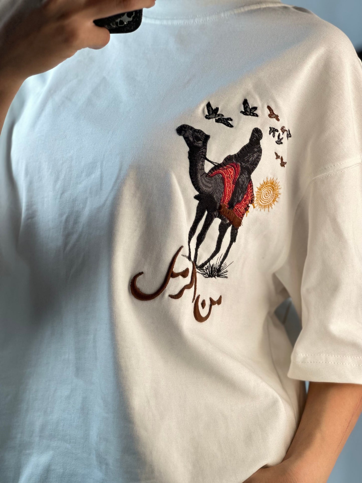تيشيرت " من الرمل " بلونين ( اسود, ابيض ) , قالب كبير