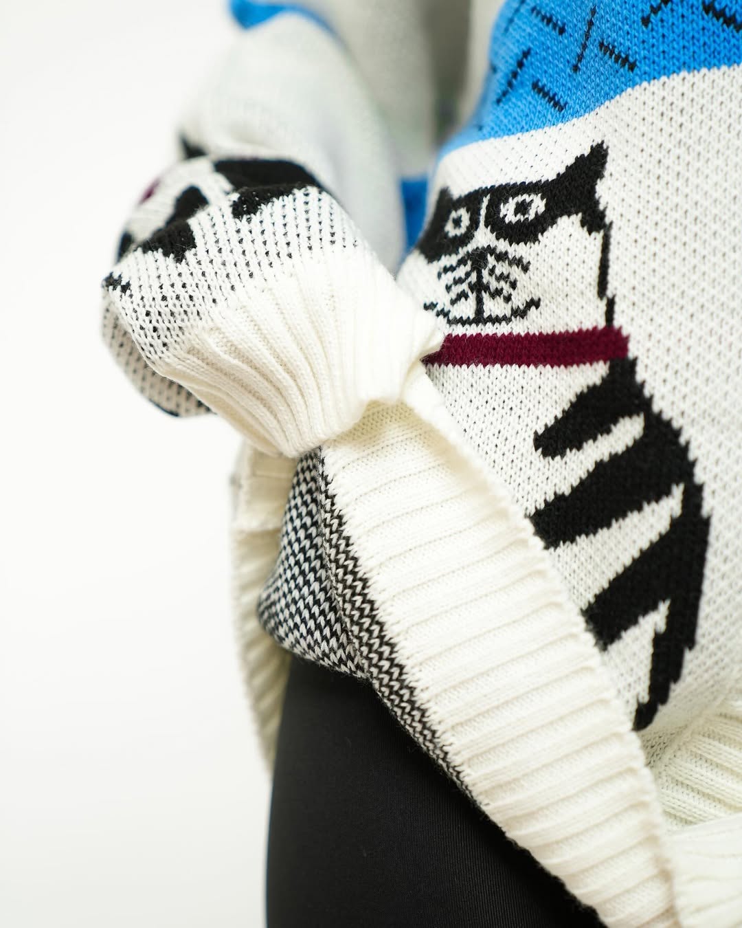 جاكيت حياكة صوف قطط لون ابيض وازرق