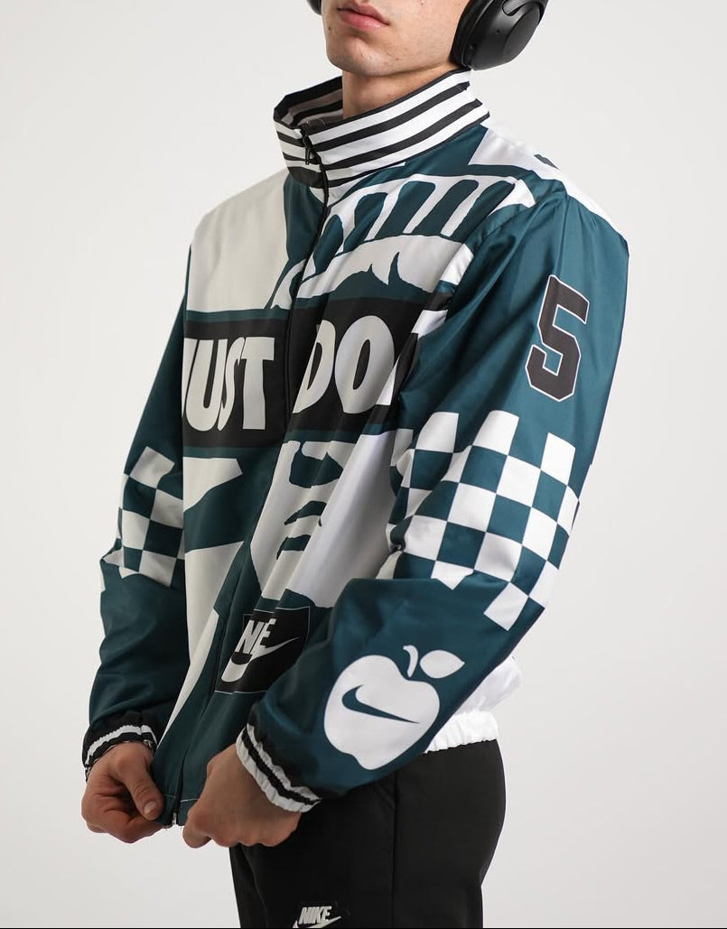 جاكيت نايك ابيض وزيتوني مطري خفيف NIKE JUST