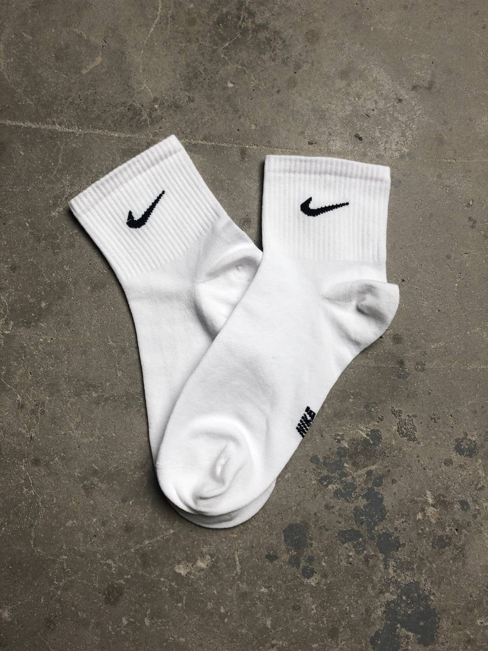 جواريب نايك اسود وابيض قصير