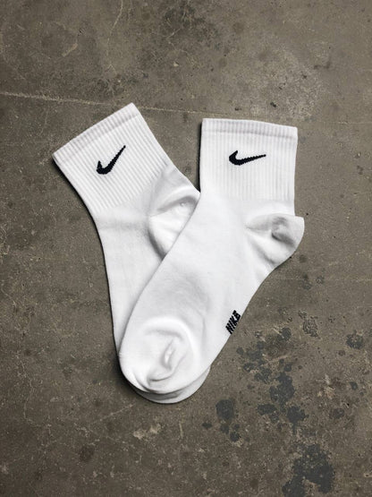 جواريب نايك اسود وابيض قصير