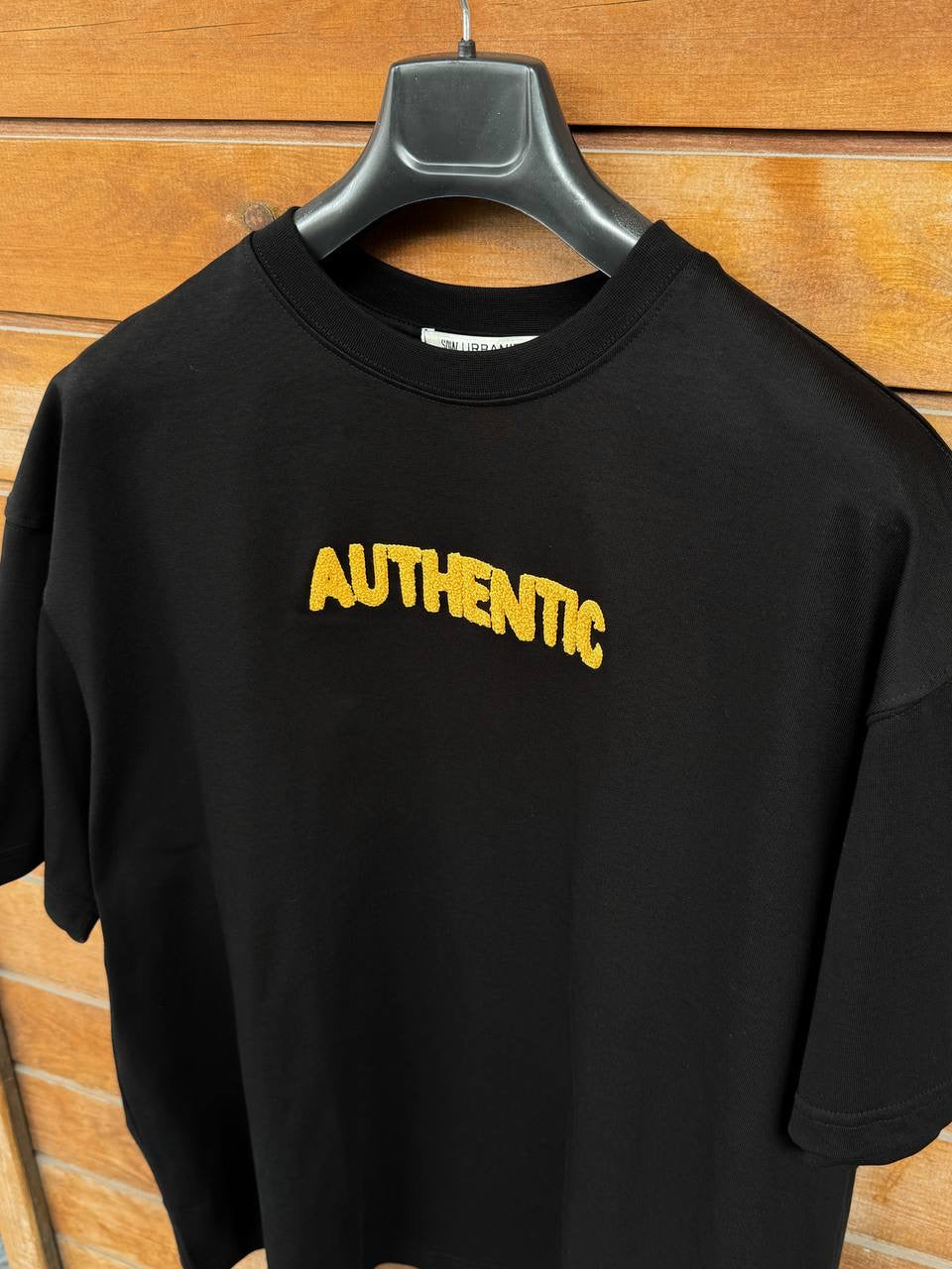 تيشيرت "AUTHENTIC "بلونين ( اسود ,ابيض ) نقش وتطريز 3D جودة عالية