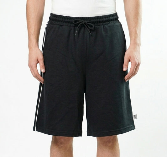 شورت اسود سادة بخط ابيض , قالب طبيعي