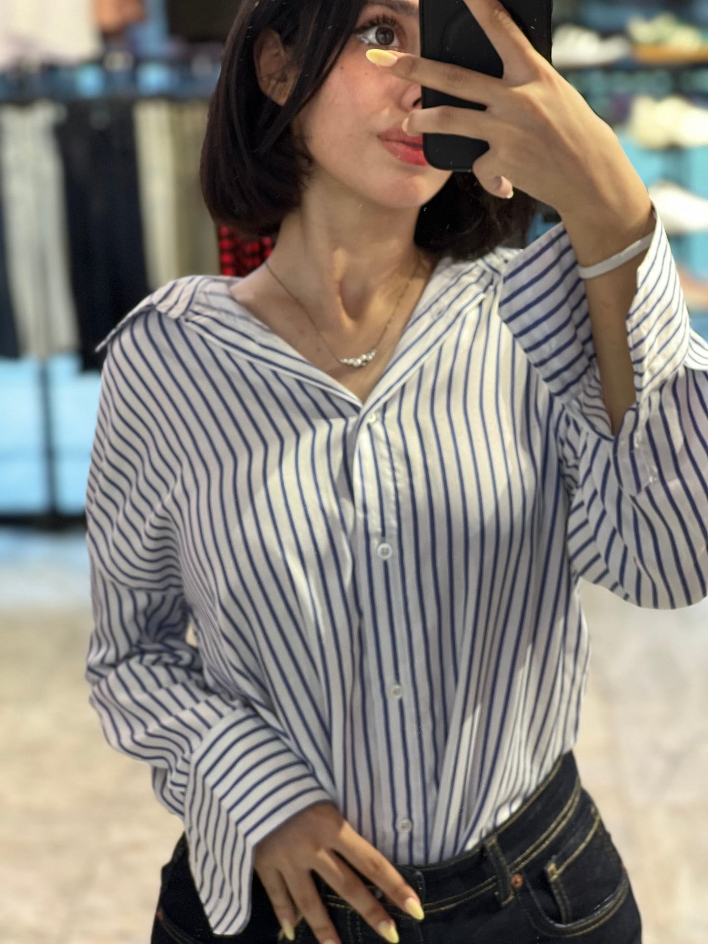 قميص ابيض مخطط ازرق نسائي •