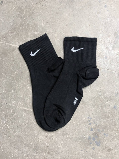 جواريب نايك اسود وابيض قصير