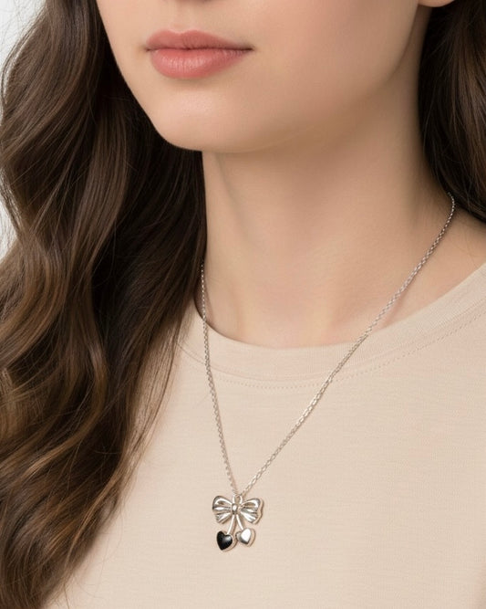 قلادة فيونكة وقلب اسود وابيض✅